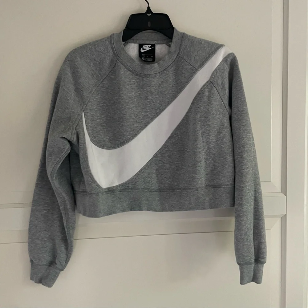 Nike Gray Sportswear Swoosh Fleece Crewneck Cropped Sweatshirt 27092